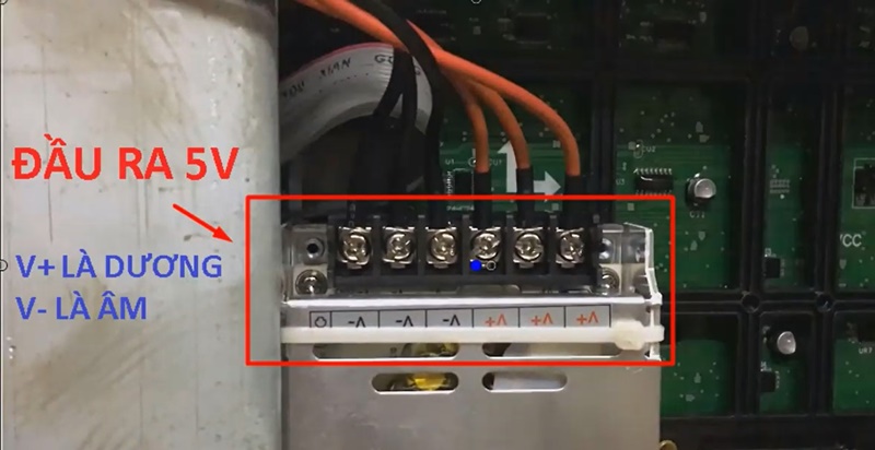 Lắp đặt mạch điều khiển và nguồn 5V