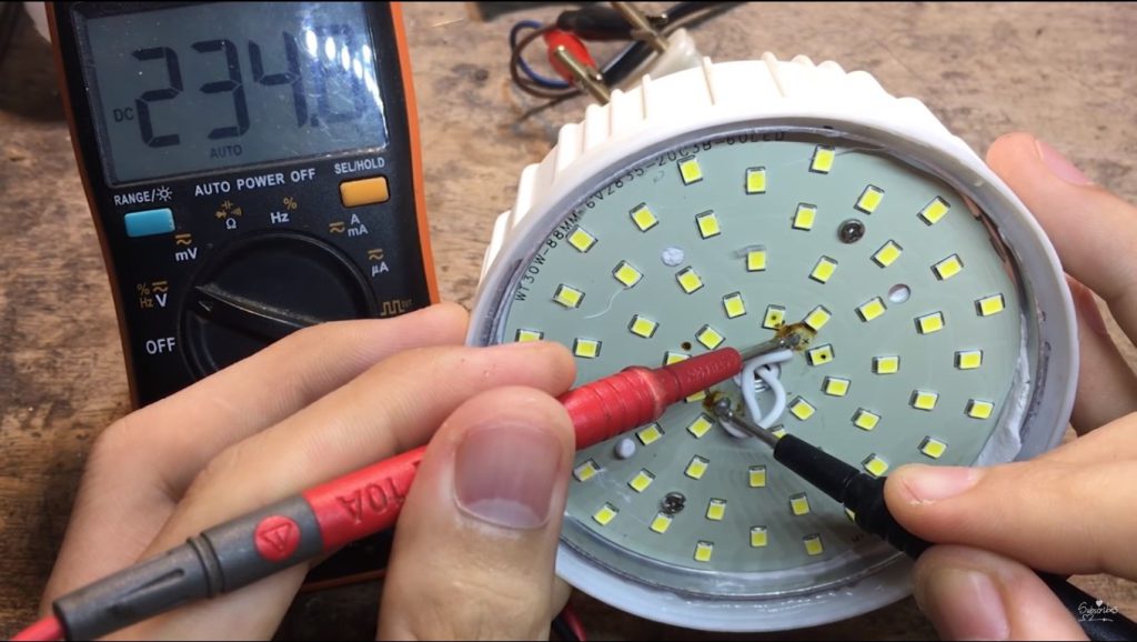 Có thể dùng đồng hồ đo điện để kiểm tra điện vào bảng mạch